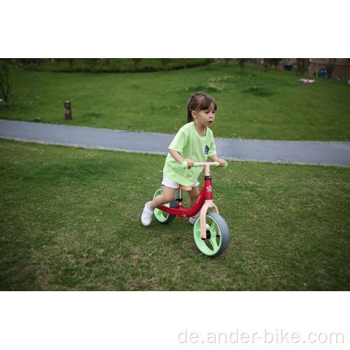 Kinder, die Fahrrad laufen, rutschen durch Füße